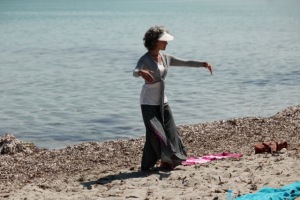 Yoga en Corse sur la plage de Barcaggio